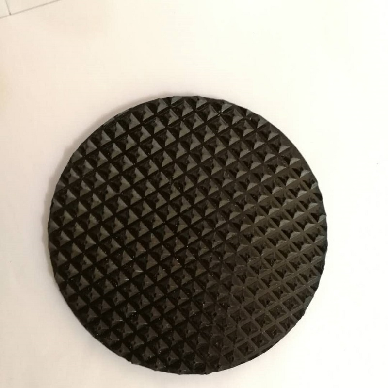 黑色金字塔垫